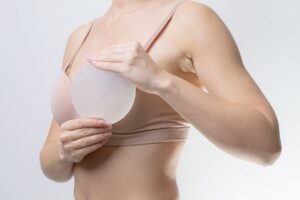 ¿Cómo escoger los implantes de senos naturales? Todo lo que tienes que saber